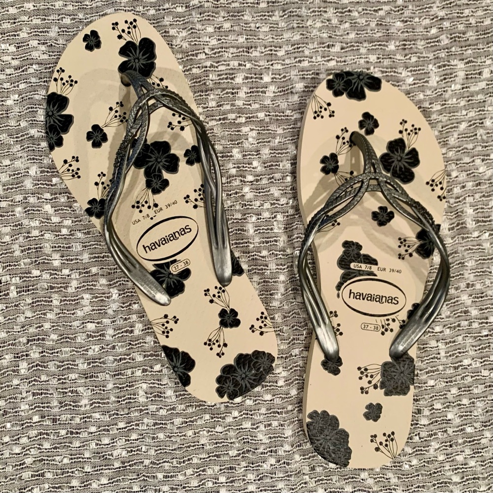 Havaianas Women's Beige Floral Flip Flops with Metallic Straps - SZ 7/8